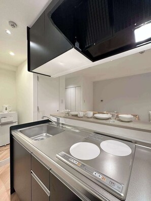 Réfrigérateur, micro-ondes, plaque de cuisson