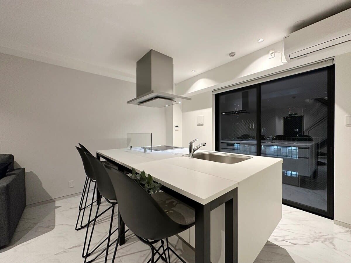 Refrigerador, microondas, parrilla de estufa y tetera eléctrica 