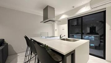 Refrigerador, microondas, parrilla de estufa y tetera eléctrica