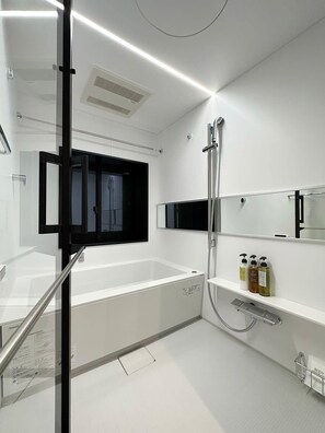 Een douche, een haardroger, handdoeken, zeep