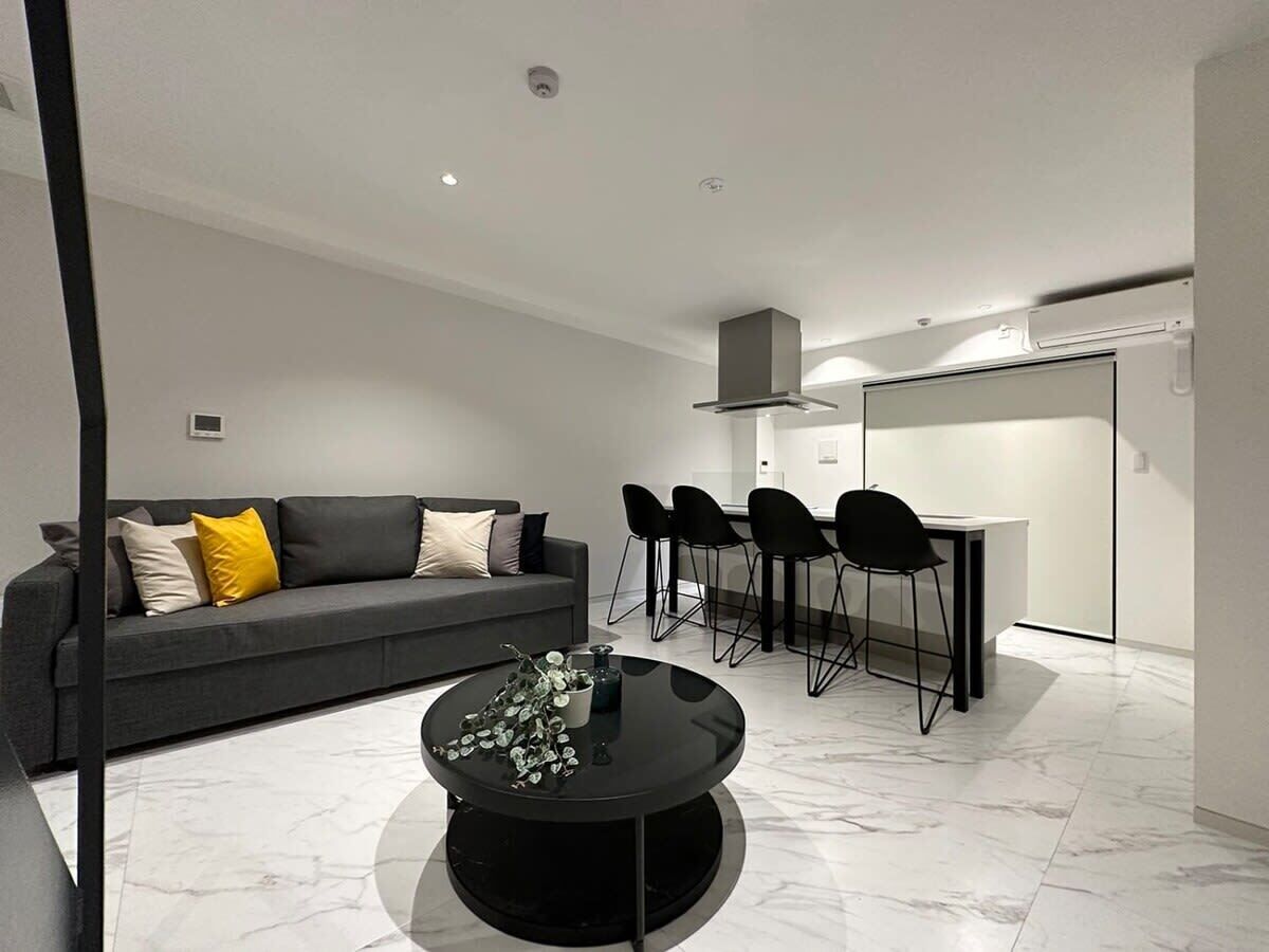 Televisión y oficina 