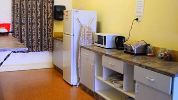 Horno, placa de cocina, hervidor eléctrico y utensilios de cocina