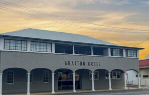 Front of property - Grafton Hotel (Grafton)