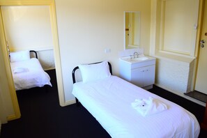 Quadruple Room, Multiple Beds | Iron/ironing board - Grafton Hotel (Grafton)