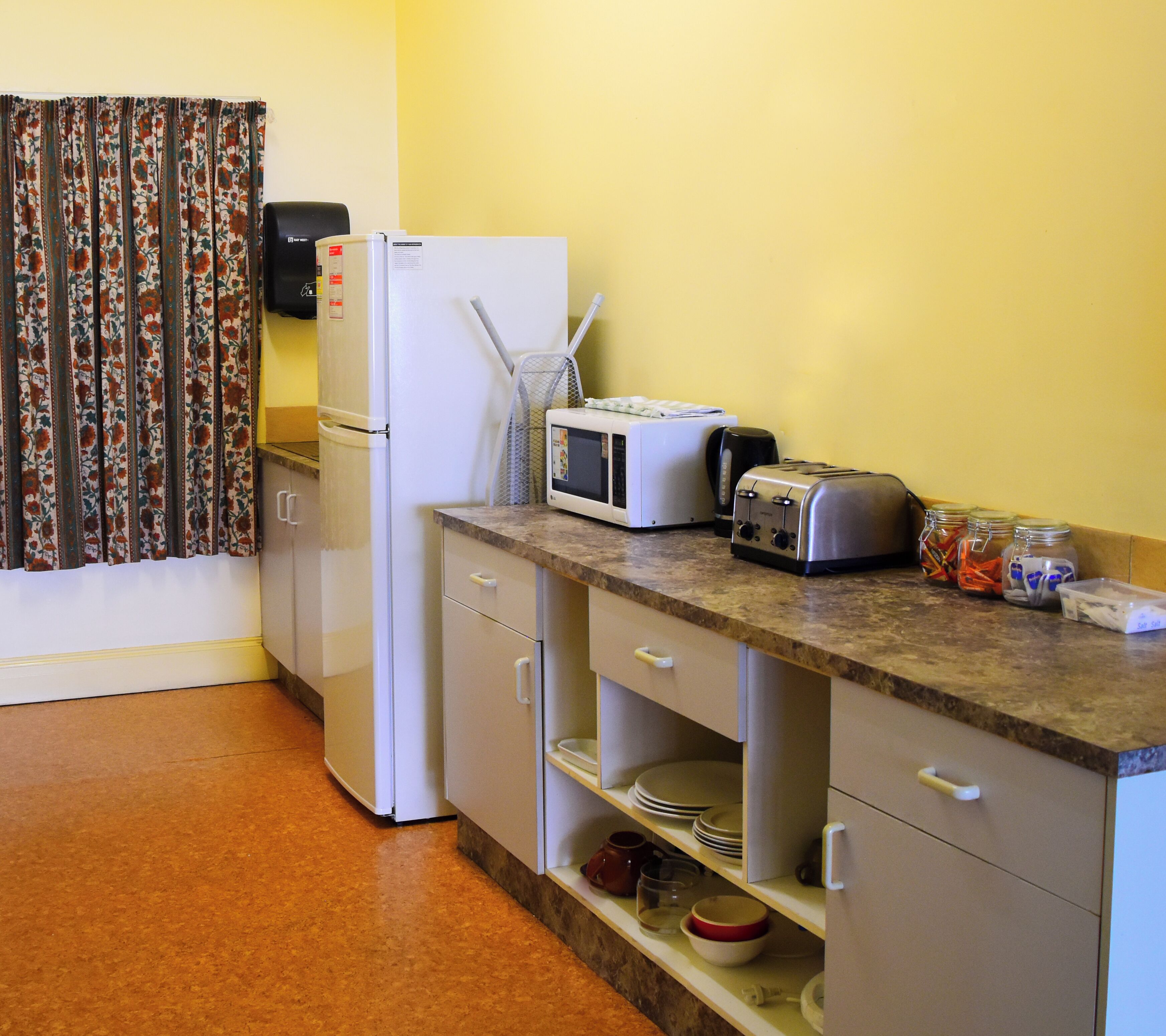 Oven, stovetop, electric kettle, cookware/dishes/utensils
