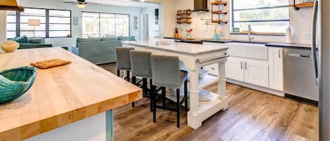 Réfrigérateur, micro-ondes, lave-vaisselle, cafetière/bouilloire