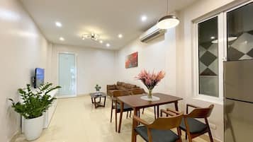 Apartamento luxo, sacada, vista para o lago | Opções para refeição no quarto