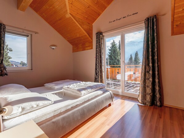 2 bedrooms, iron/ironing board, Internet