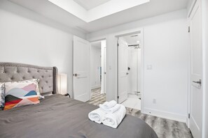 2 bedrooms, iron/ironing board, free WiFi, bed sheets - Luxury Suite 4mins to Falls & Clifton Hill (Niagara Falls)
