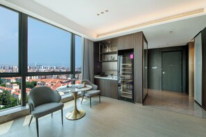 Habitación individual ejecutiva | Ropa de cama de alta calidad, edredón, minibar y escritorio 