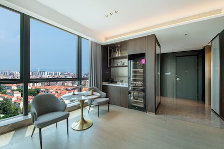 Ropa de cama de alta calidad, cubrecamas, minibar y escritorio