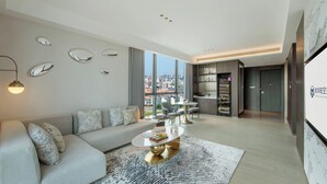 Een moderne woonkamer met een bank, salontafel en uitzicht op de stad.