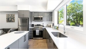 Geladeira, micro-ondas, fogão, cooktop