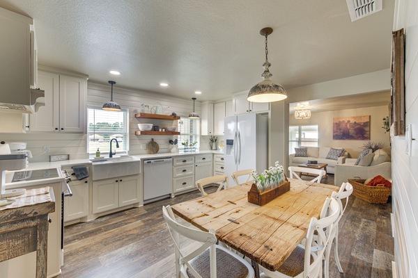 Dining Area | Dishware & Flatware Provided