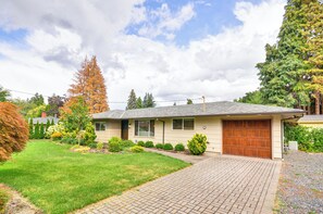 Exterior - Milwaukie Home w/ Outdoor Dining Space (Milwaukie)