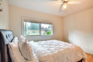 3 bedrooms, iron/ironing board, WiFi, bed sheets - Milwaukie Home w/ Outdoor Dining Space (Milwaukie)