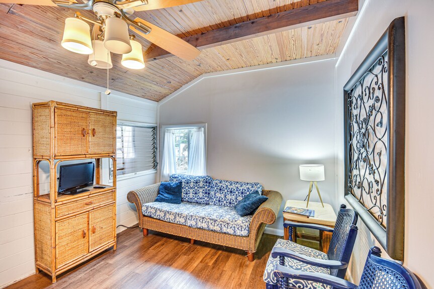 Cozy Cottage W/ Deck: Walk To Lake Of The Ozarks! - Missouri