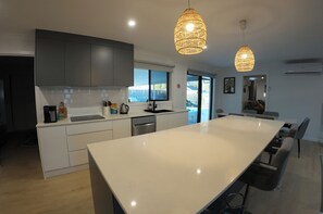 Fridge, microwave, oven, stovetop - Great Family & Pet-Friendly Getaway, Sleeps 8 (Forest Lake)