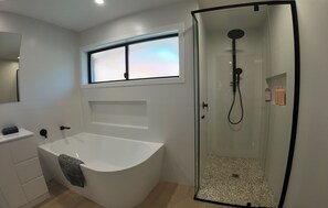 Haartrockner, Handtücher, Seife, Shampoo
