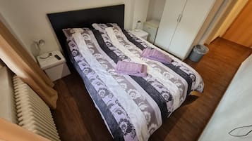 1 bedroom, desk, WiFi, bed sheets