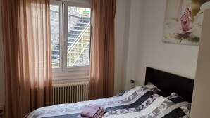 1 bedroom, desk, WiFi, bed sheets - Double Room with Air Conditioning - Del Ponte Break (Minusio)