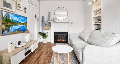 Charming 1-Bed with Fireplace by the Beach