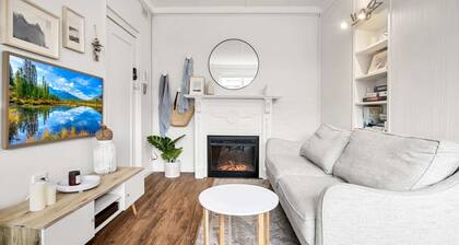 Charming 1-Bed with Fireplace by the Beach