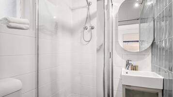 Shower, hair dryer, towels, shampoo