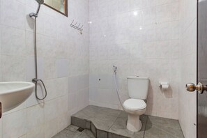 Fælles sovesal - kun kvinder | Badeværelse | Bruser, bidet, håndklæder, Sæbe
