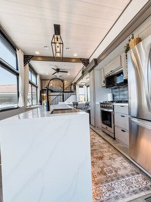 Refrigerador, microondas, horno, placa de cocina