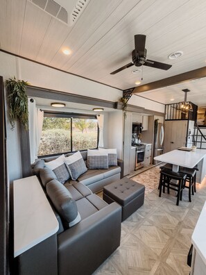 Smart-TV, Kamin, Stereoanlage