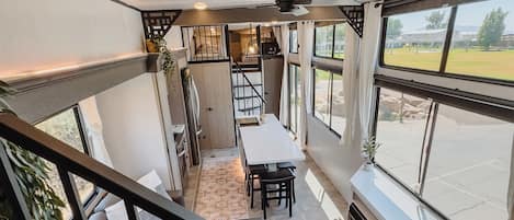 المنشأة من الداخل