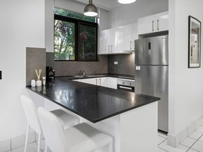 Een koelkast, een microgolfoven, een oven, een kookplaat