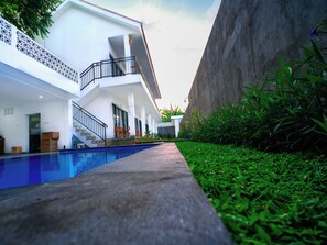 Outdoor pool - Rice Fera Guest House (Canggu)