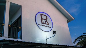 Un edificio con un cartel que dice "Rice Perna Guest House".