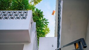Una escalera de piedra conduce a un edificio moderno.