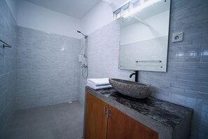 Basic Double Room | Bathroom - Rice Fera Guest House (Canggu)