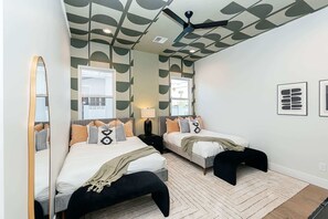 5 bedrooms, desk, iron/ironing board, travel crib