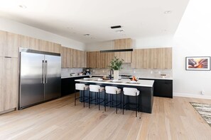 Wasserkocher mit Kaffee-/Teezubehör, Kühlschrank, Mikrowelle, Ofen