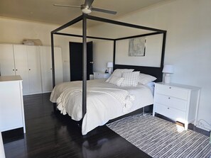 4 室のベッドルーム、アイロン / アイロン台、WiFi、ベッドシーツ