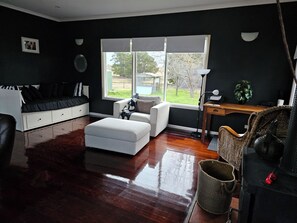 Una televisión, una chimenea