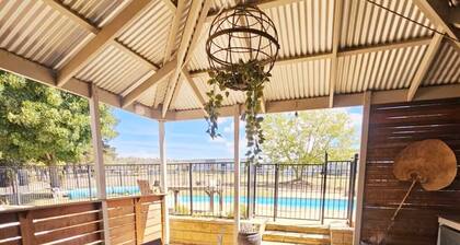 Trawalla - an entire house & pool bar - GREAT FOR GROUPS