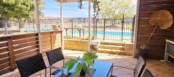 Trawalla - an entire house & pool bar - GREAT FOR GROUPS
