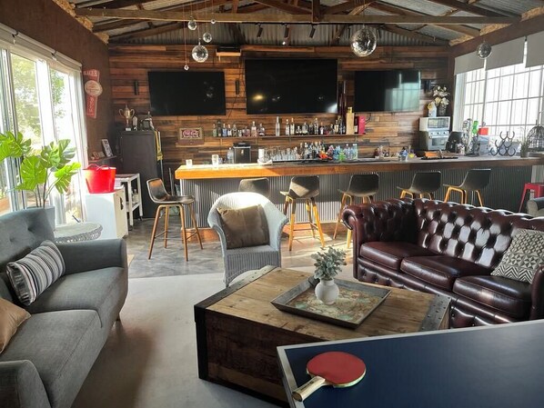 Bar (on property) - Trawalla - an entire house & pool bar - GREAT FOR GROUPS (Gundaroo)