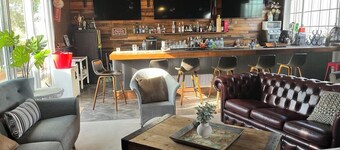 Trawalla - an entire house & pool bar - GREAT FOR GROUPS