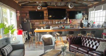 Trawalla - an entire house & pool bar - GREAT FOR GROUPS