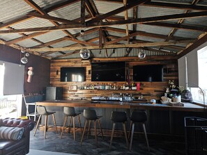 Bar (on property) - Trawalla - an entire house & pool bar - GREAT FOR GROUPS (Gundaroo)