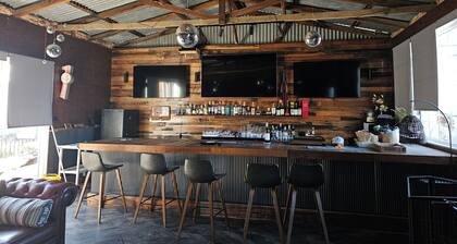 Trawalla - an entire house & pool bar - GREAT FOR GROUPS