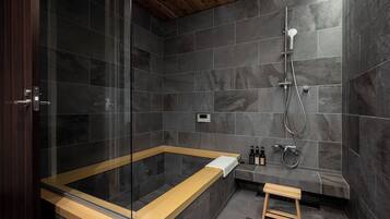 Casa, 3 habitaciones | Baño | Zapatillas