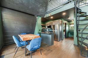 In-room dining - The Constellations - Romantic Cabins (Omaha)